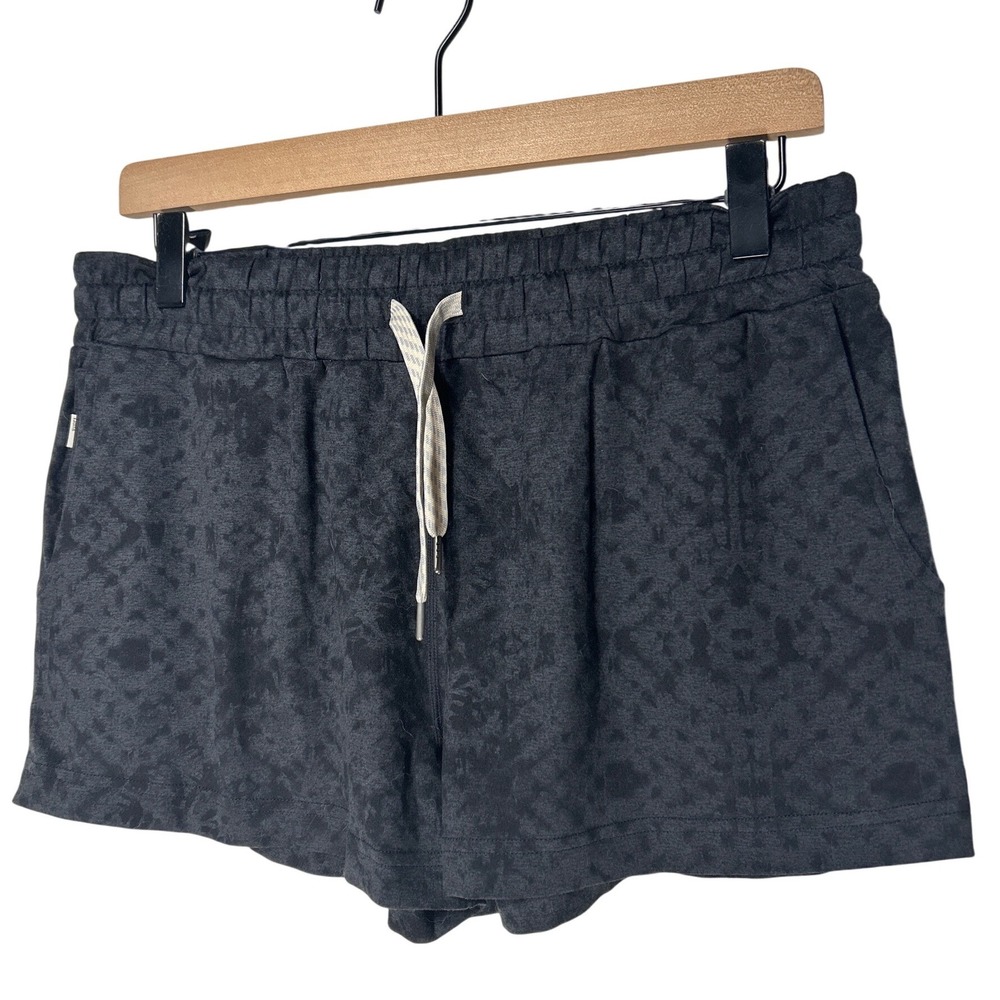 Vuori Performance Shorts Women's Grey Black Yoga Running Pockets Medium
